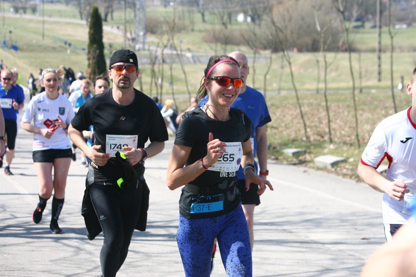 Biegli w niedzielę nad Zalewem Zemborzyckiem. To ostatni bieg z cyklu "Cztery Dychy do Maratonu" [DUŻO ZDJĘĆ]