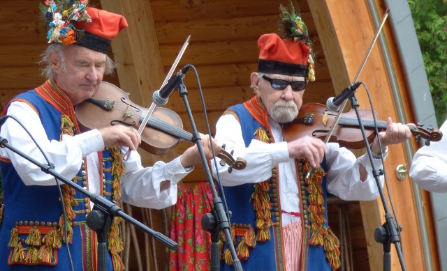 Buskowianie rozpoczęli sobotnią imprezę słynną "Polką od Piasku", a tryby kapeli-jubilatki napędzają skrzypkowie - Stanisław Dufaj (z prawej) i Zdzisław Kwaśniewski.