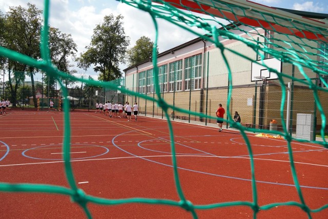 Tak wygląda boisko przy Szkole Podstawowej nr 1 w Wasilkowie