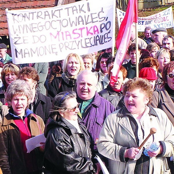 Kilka lat temu pracownicy miasteckiego szpitala, wspierani przez mieszkańców, protestowali przeciwko połączeniu z lecznicą w Bytowie. Daremnie. Teraz niewykluczone są kolejne protesty, tym razem w obronie oddziałów.