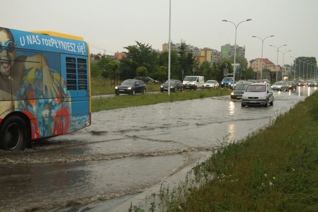 Zalana ulica Krakowska po burzy w Kielcach 