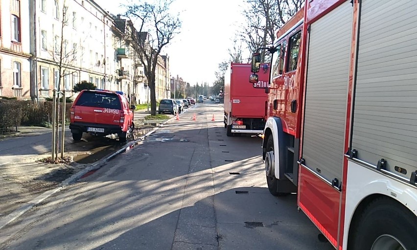 Akcja straży pożarnej w SP nr 1 w Słupsku (wideo, zdjęcia)