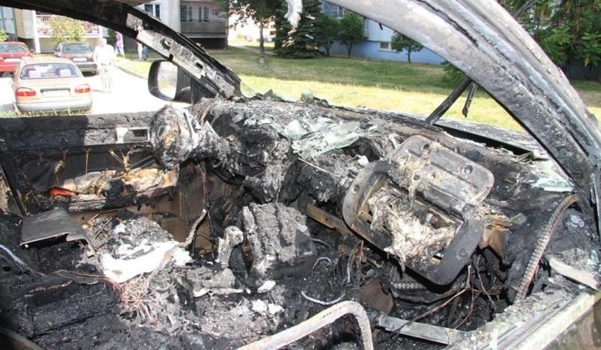- Dziewięć aut zostało spalonych, jeden nadpaliły płomienie...
