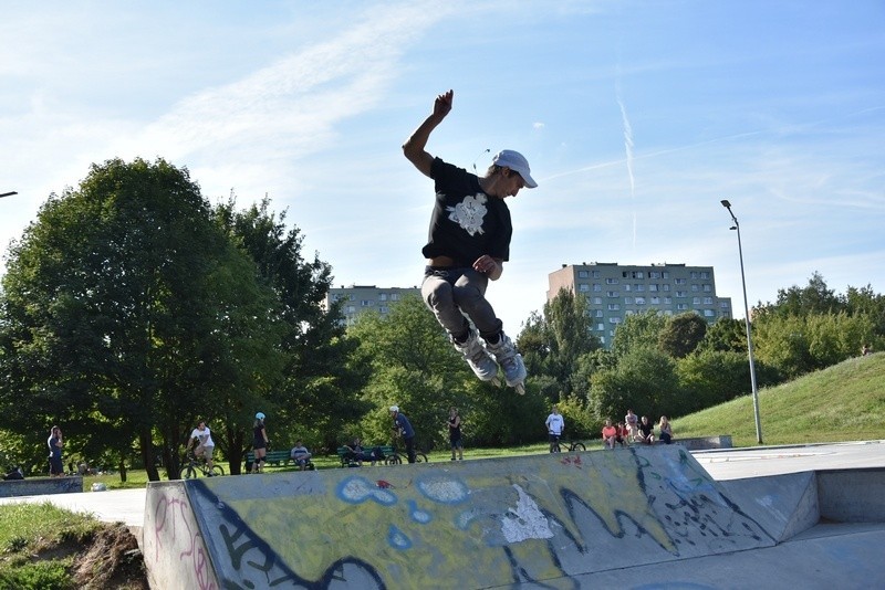 W skateparku na łódzkim Widzewie można przestać wierzyć w grawitację... Szalone ewolucje na rolkach, deskach i rowerach