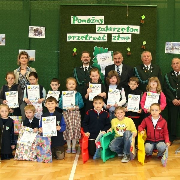 Nagrodzeni i wyróżnieni uczniowie mieleckiej szkoły.