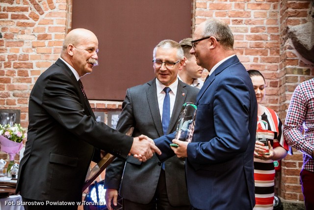 Podczas uroczystej gali na zamku w Gniewie Starosta Toruński Mirosław Graczyk (z prawej), odebrał  przyznany powiatowi toruńskiemu tytuł „Rubinowy HIT 2017 z gwiazdą” w kategorii samorządność 
