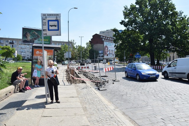 Nowe wygrodzenie jezdni na ul. Robotniczej