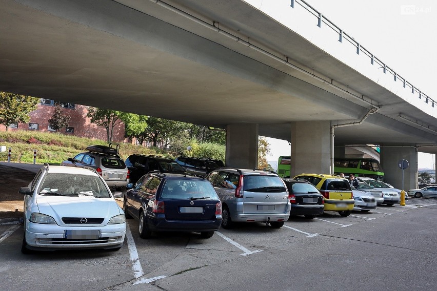 Parking pod Trasą Zamkową w Szczecinie.