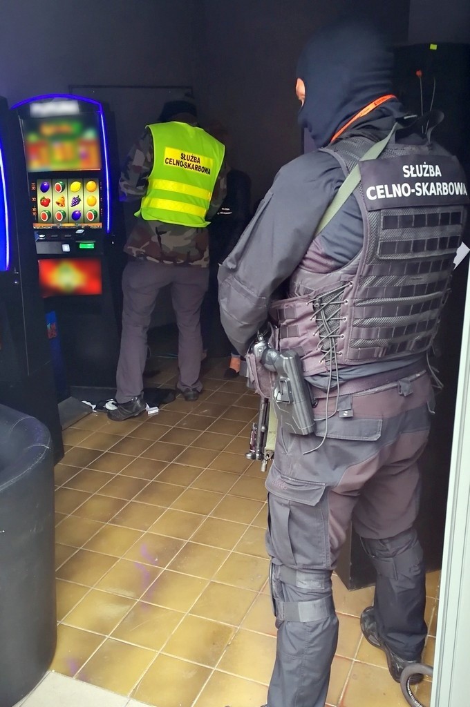 Krajowa Administracja Skarbowa i policja zlikwidowały nielegalne salony gier hazardowych w Łomży (zdjęcia, video)