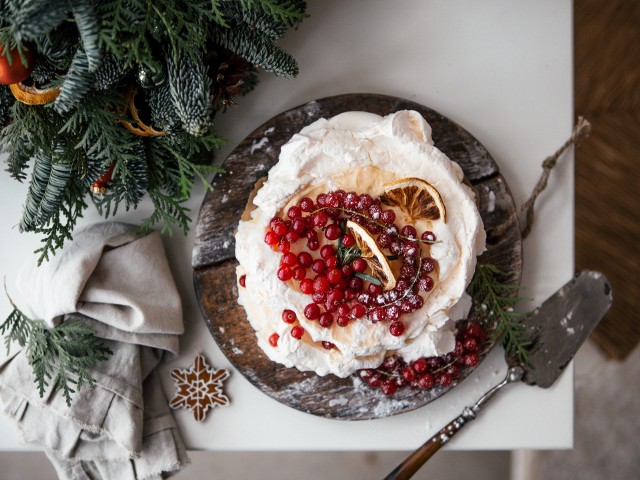 Beza Pavlova wygląda wspaniale udekorowana świeżymi owocami i posypana cukrem pudrem