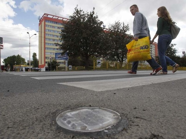 W dzień zamontowane w asfalcie lampki nie rzucają się w oczy. Warto je zobaczyć po zmierzchu.