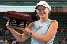 WTA Adelajda. Iga Świątek jak huragan, Belinda Bencić zmieciona z kortu [WIDEO]