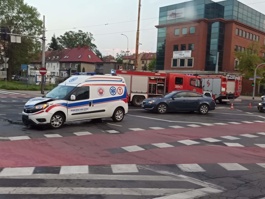 Wypadek na skrzyżowaniu ul. Powstańców Śląskich i Hallera...