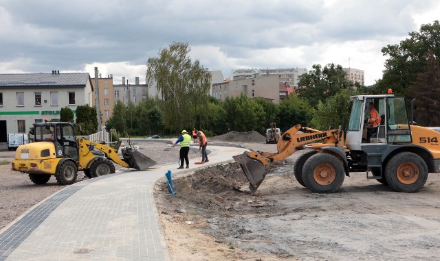 Docelowo w okolicy łącznika drogowego Kwiatowa - Toruńska - Focha w Grudziądzu ma powstać Osiedle Centralne. Prace na placu budowy idą do przodu