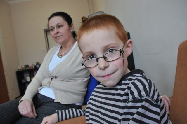 Odważny i opanowany Szymek sprowadził pomoc dla młodszego brata, Kubusia. Na zdjęciu w towarzystwie pedagoga szkolnego Grażyny Zarzeczny.