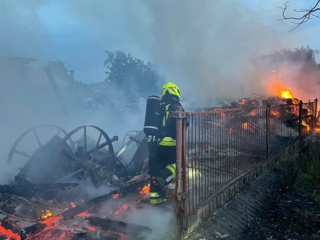 Dwa pożary na terenie powiatu kaliskiego. Nad ranem strażacy interweniowali w trzech miejscach. W Dąbrowie w gminie Koźminek i w Kamieniu w gminie Ceków – Kolonia, na skutek uderzenia pioruna zaczęły się palić budynki.Przejdź dalej -->