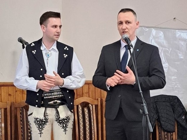 Sołtysi: od lewej Mateusz Horniak oraz Jerzy Kłępa zainicjowali akcję oddania hołdu zamordowanej koleżance z Ukrainy