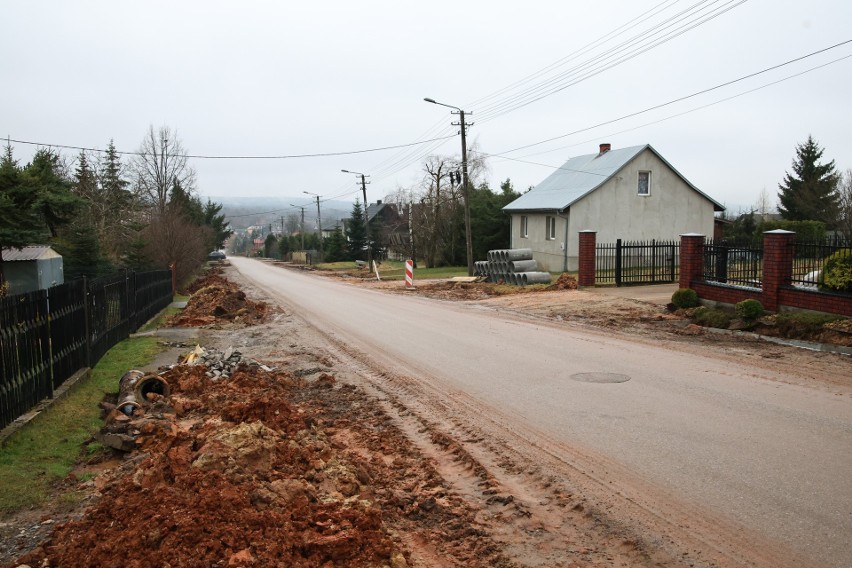 W gminie Zagnańsk powstają kolejne drogi. W przebudowie jest droga w miejscowości Samsonów-Piechotne i Bartków