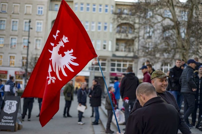 Kilkaset osób wzięło udział w Marszu Zwycięstwa, który w...