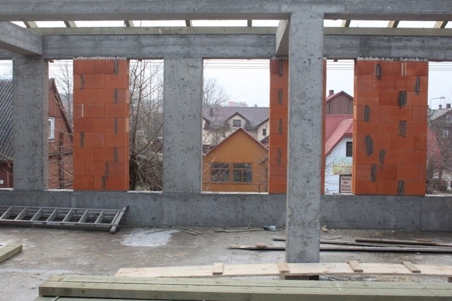 Kolejny etap budowy biblioteki w Supraślu. Budynek rośnie w oczach (zdjęcia)
