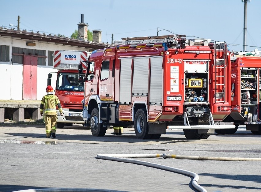 Pożar w magazynie przy ulicy Fabrycznej w Lesznie. Po...