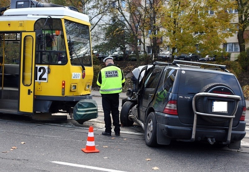 Wypadek na Al. Wyzwolenia. Samochód uderzył w tramwaj