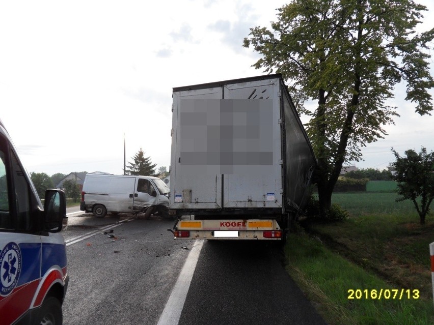 Wypadek w Smogorzowie. Zderzyły się ciężarówka, dostawczy bus i osobowe bmw