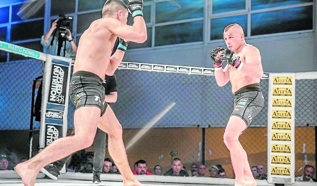 Krystian Krawczyk (z prawej) stoczy kolejną walkę w federacji Thunderstrike Fight League. 