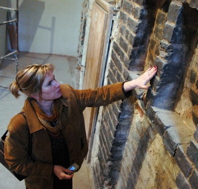 - Ten średniowieczny mur pozostanie odsłonięty - pokazuje konserwator zabytków Barbara Bielinis-Kopeć9