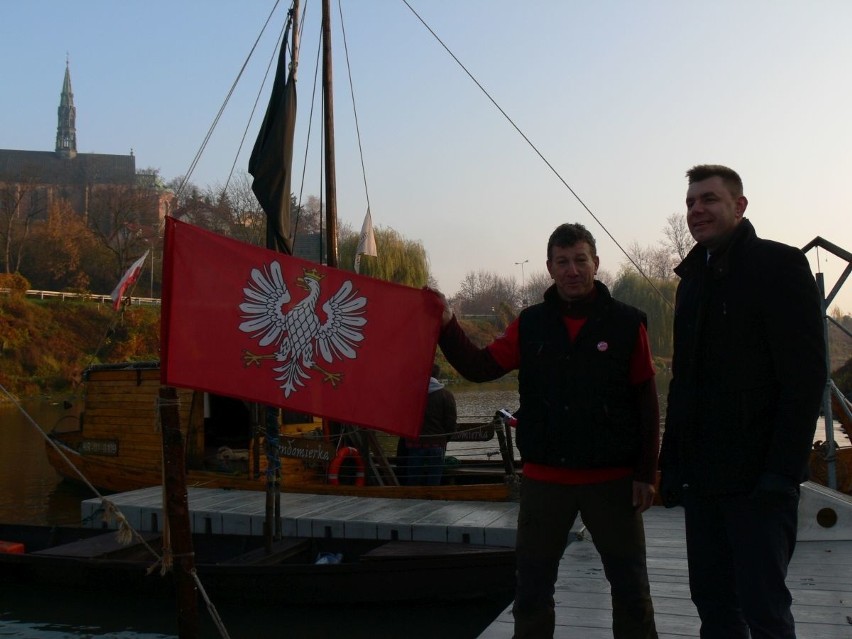 Wiślacy w Sandomierzu na łodziach uczcili Narodowe Święto Niepodległości [ZDJĘCIA] 