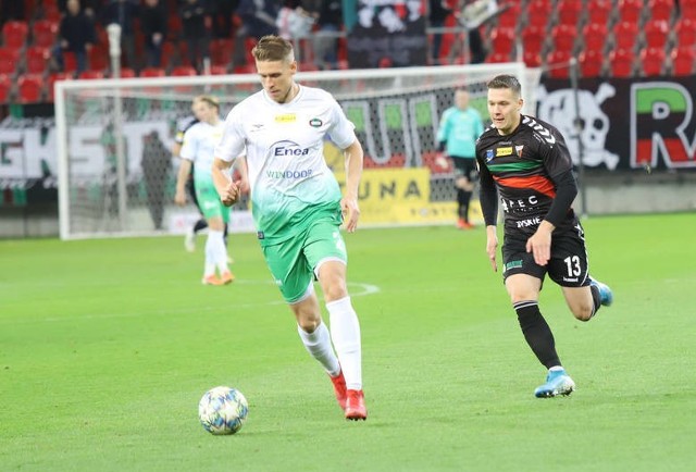 Michał Grudniewski (z piłką) zszedł z boiska w meczu z GKS w Tychach z powodu kontuzji. W niedzielę w Olsztynie raczej nie zagra.