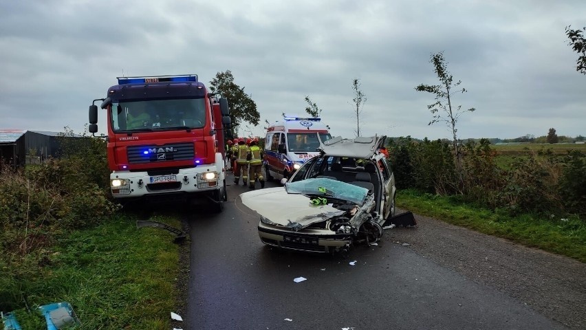 Wypadek w Połchowie w powiecie puckim 15.10.2021 r. Zderzyły się osobówka z dostawczakiem, jedną osobę zabrał śmigłowiec LPR