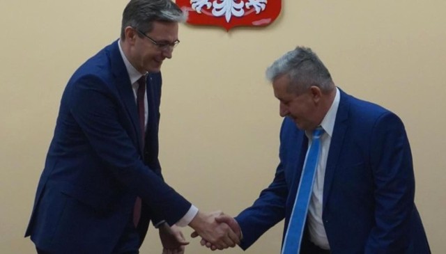 Porozumienie w sprawie Świętokrzyskiej Karty Seniora podpisali: marszałek województwa Adam Jarubas (z lewej) i Ryszard Czajka, właściciel Pałacu Lacon w Kazimierzy Wielkiej.