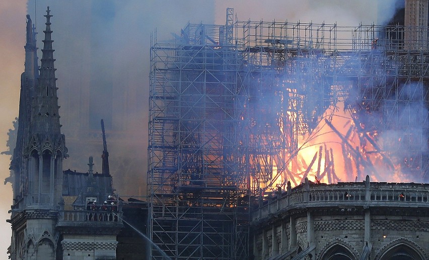 Francja: Pożar katedry Notre Dame w Paryżu NA ŻYWO [ZDJĘCIA Z WNĘTRZA] Spłonął dach katedry ZNISZCZENIA Katedra zostanie odbudowana