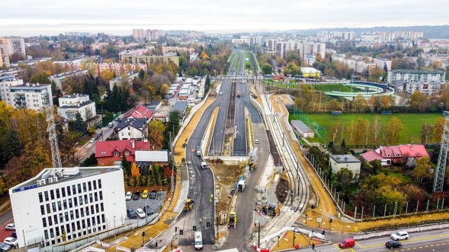 W Krakowie postępują prace związane m.in. z budową Trasy Łagiewnickiej - na odcinku od ul. Grota-Roweckiego do skrzyżowania ulic Witosa, Halszki i Beskidzkiej. W ramach tej inwestycji powstaje też linia tramwajowa z Kurdwanowa do ul. Zakopiańskiej. Koszt całego przedsięwzięcia to 803,5 mln zł, a ze spłatą kredytu - ok. 1,2 mld zł.Zakończenie inwestycji wyznaczono do końca 2021 r.