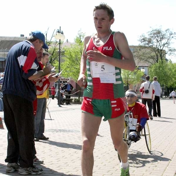 Triumfator Tarnobrzeskiego Biegu Siarkowca Ukrainiec Aleksander Nikołaju. 