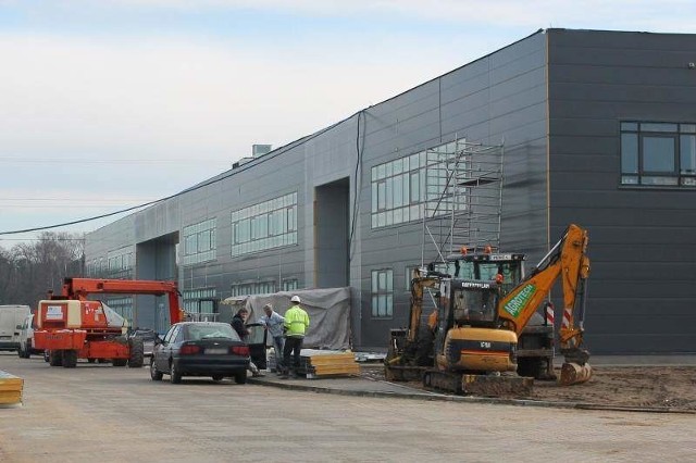 Coroplast szuka pracowników do fabryki w Strzelcach OpolskichFabryka Coroplastu jest w tzw. stanie zamkniętym. Trwają prace  wykończeniowe wewnątrz biurowca oraz wyposażanie hali przemysłowej.