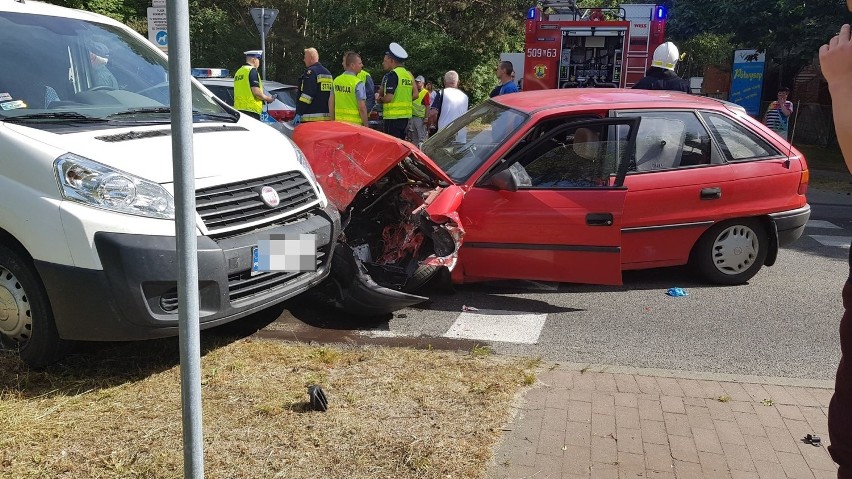 Wypadek dwóch samochodów osobowych i karetki w Jastarni
