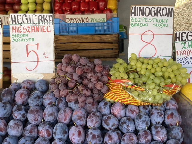 Dużo śliwek, ale też soczyste pomidory, czy słodkie jabłka - jakie jeszcze owoce i warzywa można było kupić na kieleckich bazarach? Sprawdź ceny