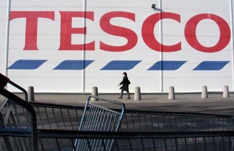 Tesco podnosi pensje o niecałe 4 procentPłace w sklepach Tesco mają wzrosnąć o 3,5 proc.