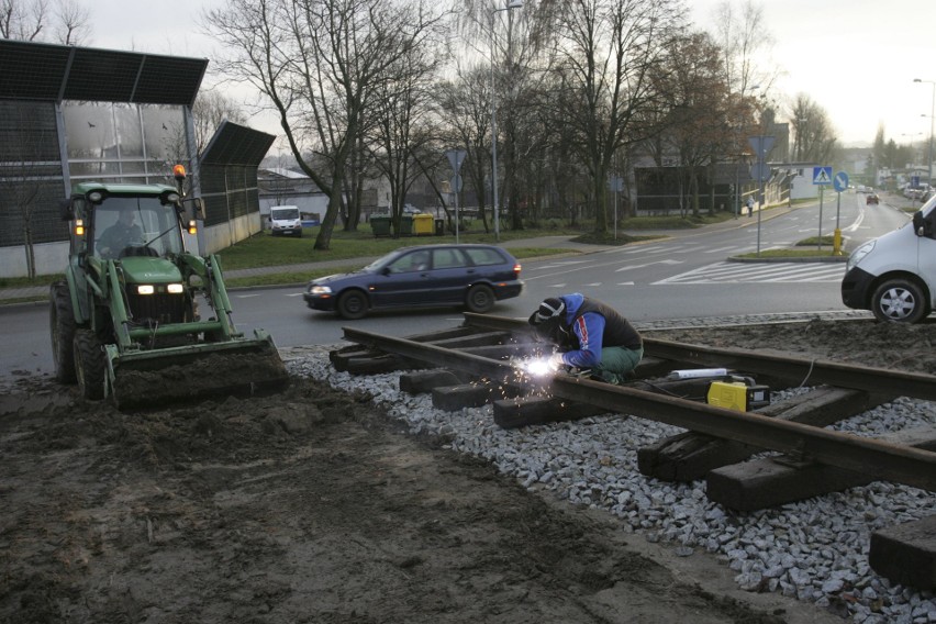 Na rondzie u zbiegu ulic Sobieskiego i Grunwaldzkiej trwają...