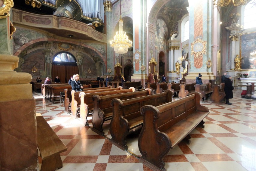 Kościoły w Lublinie świecą pustkami. Wierni modlą się w domu. Zobacz zdjęcia