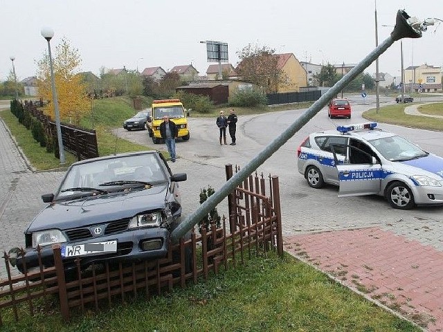 Polonez prowadzony przez pijanego kierowcę uderzył w latarnię i ogrodzenie hotelu przy Sikorskiego w Kielcach.