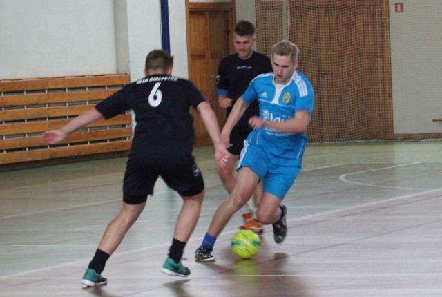 Piłkarze Mechaniaka z Łomży (na niebiesko) wygrali Licealiadę