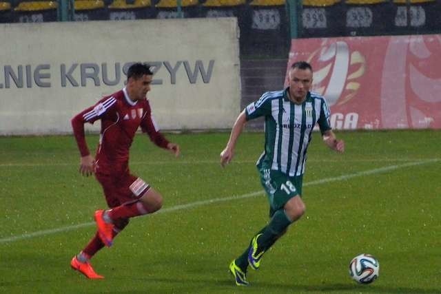 Piłkarze Olimpii (w biało-zielonej koszulce Adam Cieśliński) znowu nie zdołali wygrać spotkania w pierwszej lidze