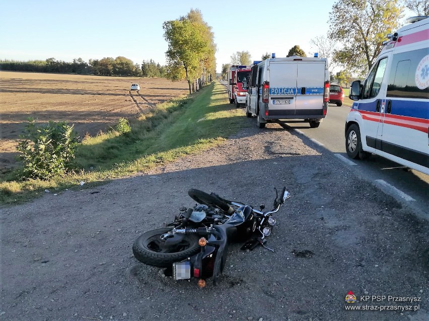 Wypadek na DK 57 z Przasnysza do Chorzel. W Świniarach zderzyły się osobówka i motocykl [ZDJĘCIA]