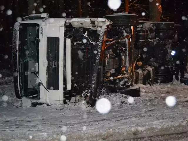 Wypadek Tira w okolicy Biesiekierza