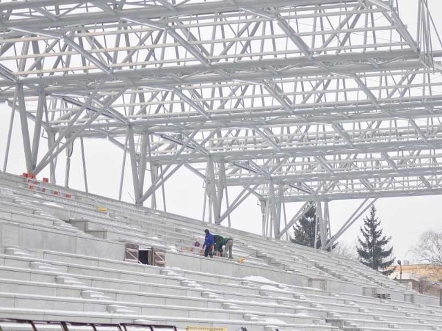 Mimo zimowej aury prace przy budowie stadionu przy alei Niepodległości w Tarnobrzegu wciąż trwają.