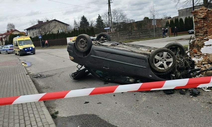 Wypadek w Radomsku. Kierowca uderzył w kapliczkę, auto dachowało