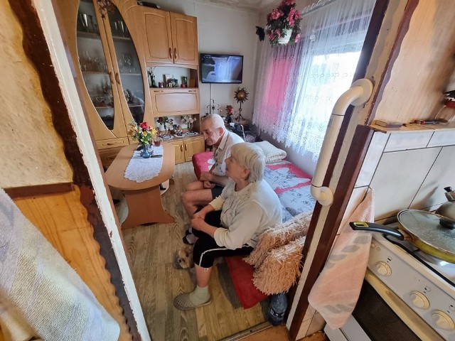 80-letnia Janina Obiała i niepełnosprawny Tadeusz Pietrzycki mieszkają w warunkach, które trudno nazwać mieszkalnymi